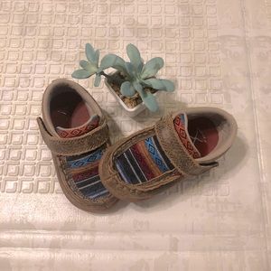Gender neutral Twisted X serape Moccs, size 5
